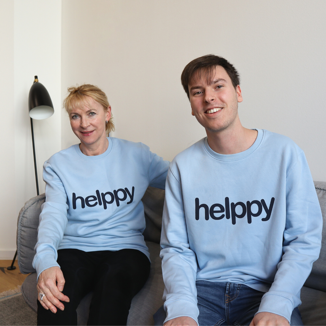 Bild von den Helppern Angela und Elias nebeneinander mit blauem Helppy-Shirt.